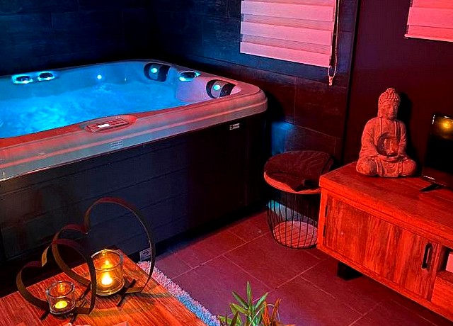 Chambre avec sauna et jacuzzi privatif dans le Hainaut, au Bien-être au rendez-vous à Blaton