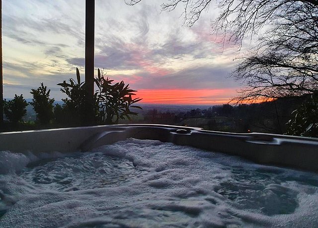 Chalet avec une chambre avec jacuzzi privatif dans le Hainaut au Chalet de la Sablière