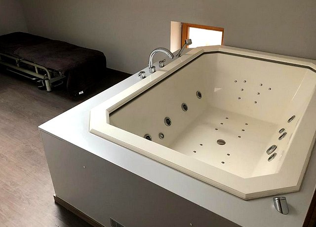 Love hotel avec une chambre avec jacuzzi privatif ou baignoire balnéo dans le Hainaut, à Cozy Welness Seneffe