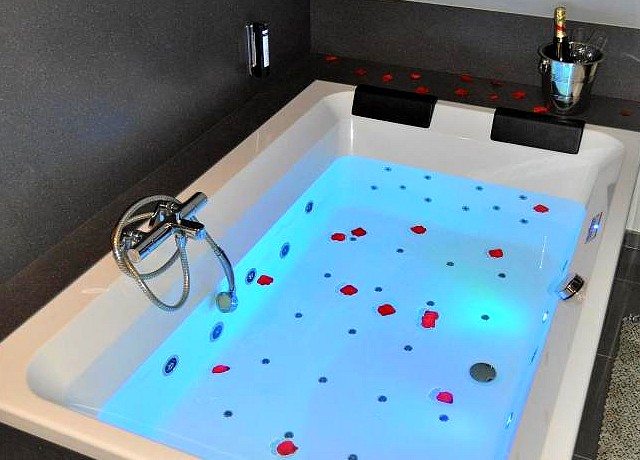 Suite d'une chambre avec jacuzzi privatif dans le Hainaut, à l'hôtel Saint Daniel