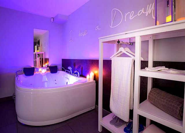 hotel et chambre avec jacuzzi privatif hainaut l eau d heure essentielle