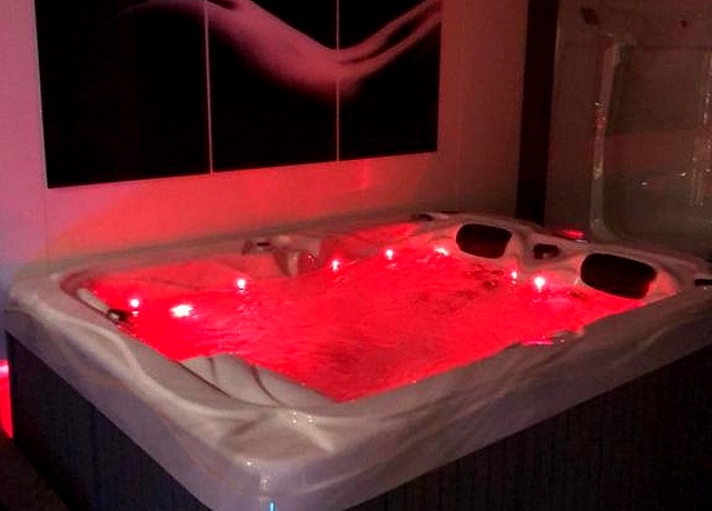 Chambre avec jacuzzi privatif et sauna dans le Hainaut, à Spa by Elle et Lui