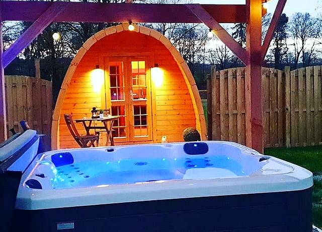 Chalet d'une chambre avec jacuzzi privatif à Namur, au Chalet de l'Emeu