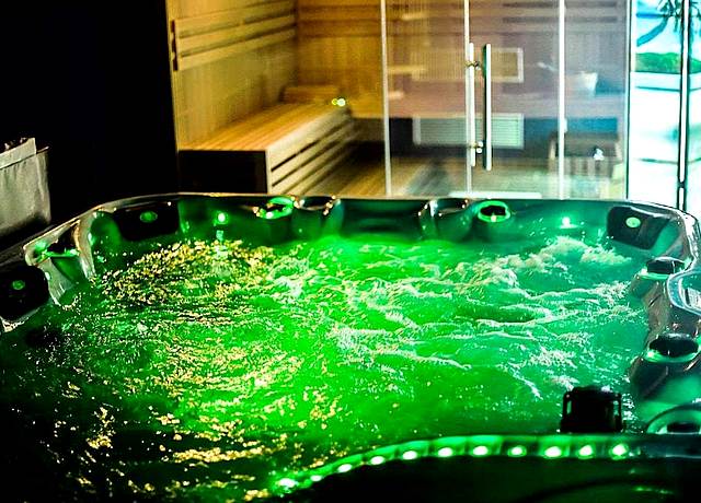 Chambre avec jacuzzi privatif à Namur, à Linfinity