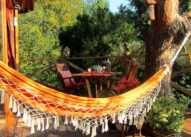 Dormir dans une cabane dans les arbres dans le Hainaut, au Domaine de la Carrauterie, la cabane des amoureux