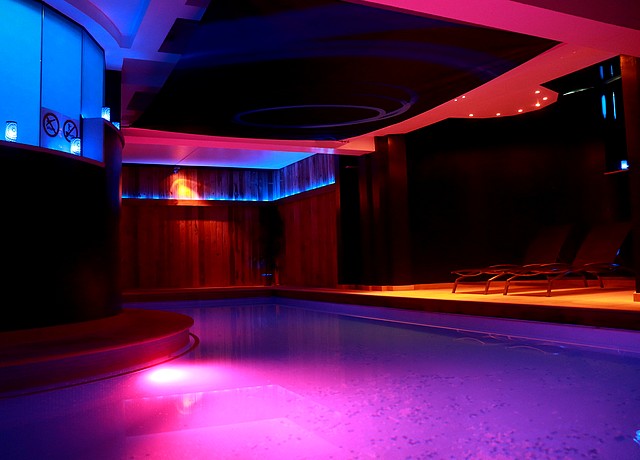 Espace bien-être avec sauna, jacuzzi, hammam et piscine privée dans le centre de Bruxelles, à Akwa