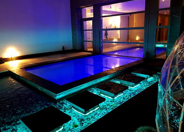 Espace bien-être avec jacuzzi, sauna, hammam et piscine privée dans le centre de Bruxelles, à Osiam Spa