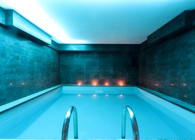 Espace wellness avec sauna, jacuzzi et piscine privée à Bruxelles, à The Lys Spa