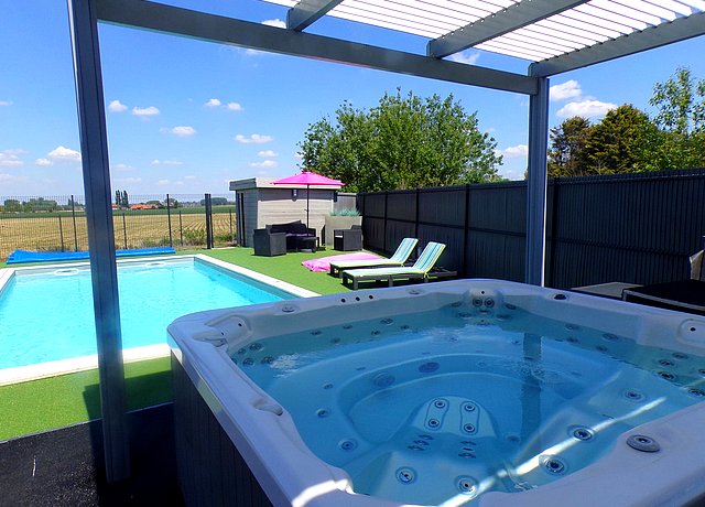 Espace bien-être avec jacuzzi et piscine privée dans le Hainaut, à Atspavilla