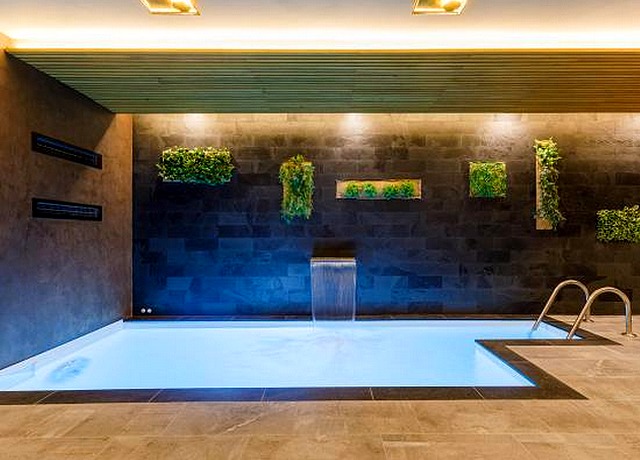 Espace wellness avec spa privatisable composé d'une piscine privée intérieure dans la province du Hainaut, à L'espace d'un moment