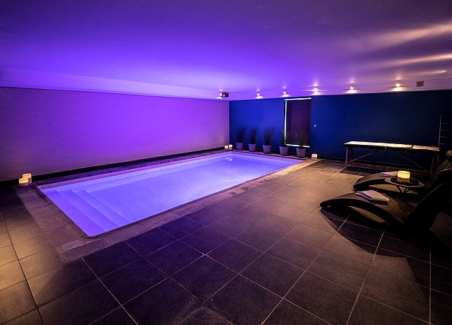 Suites avec sauna, hammam, jacuzzi et piscine privée près de Namur, à Spa Ciney