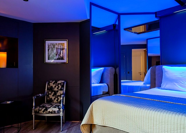 https://www.cupiroom.be/wp-content/uploads/2022/02/chambre-hotel-miroir-plafond-bruxelles-treviso-hotel.jpg