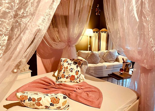 Chambre d'hôtel avec miroir au plafond à Liège à l'hôtel le Vénitien, chambre Venise